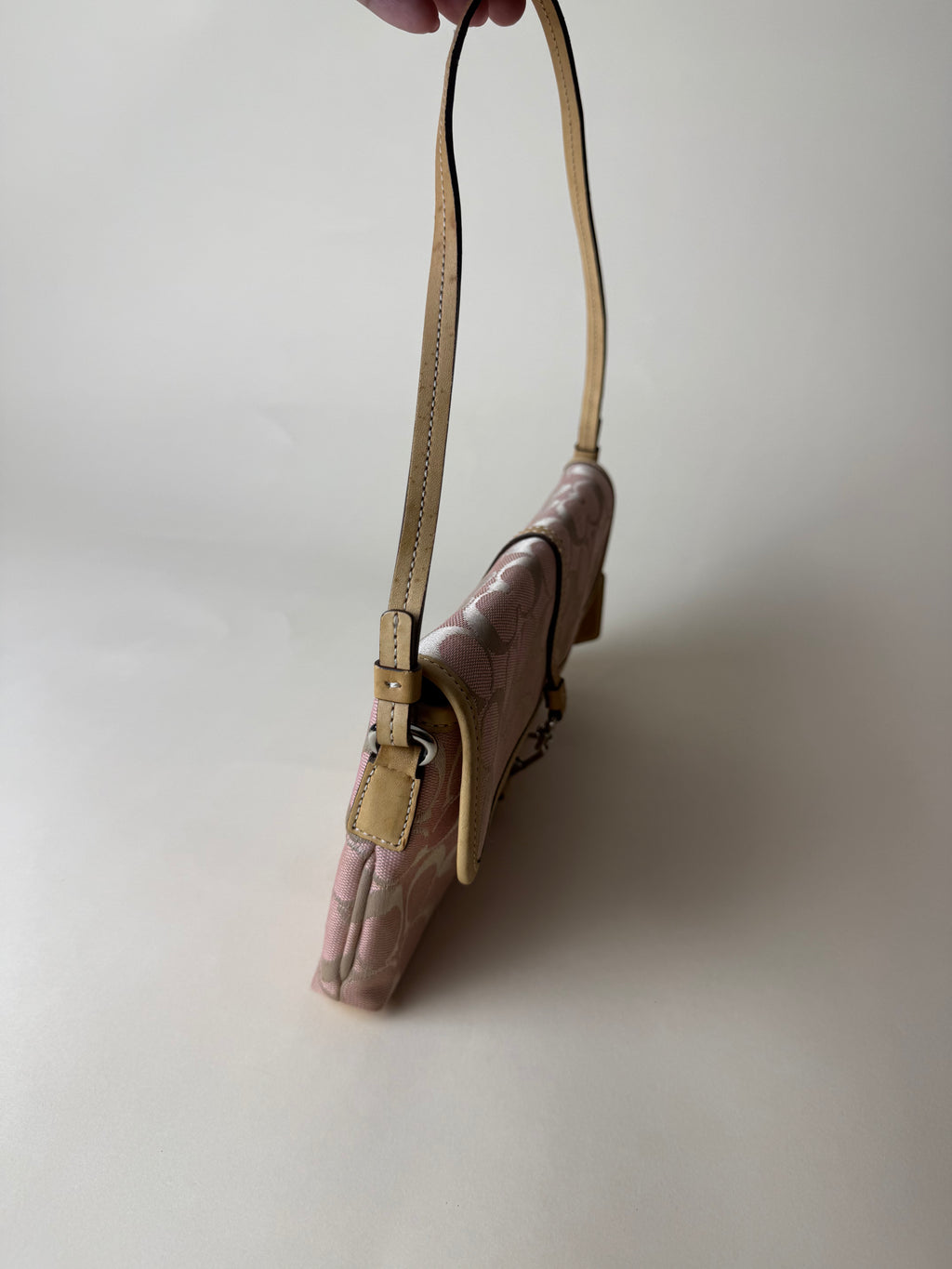 Coach Signature Demi Hampton Clip Baguette - Pink