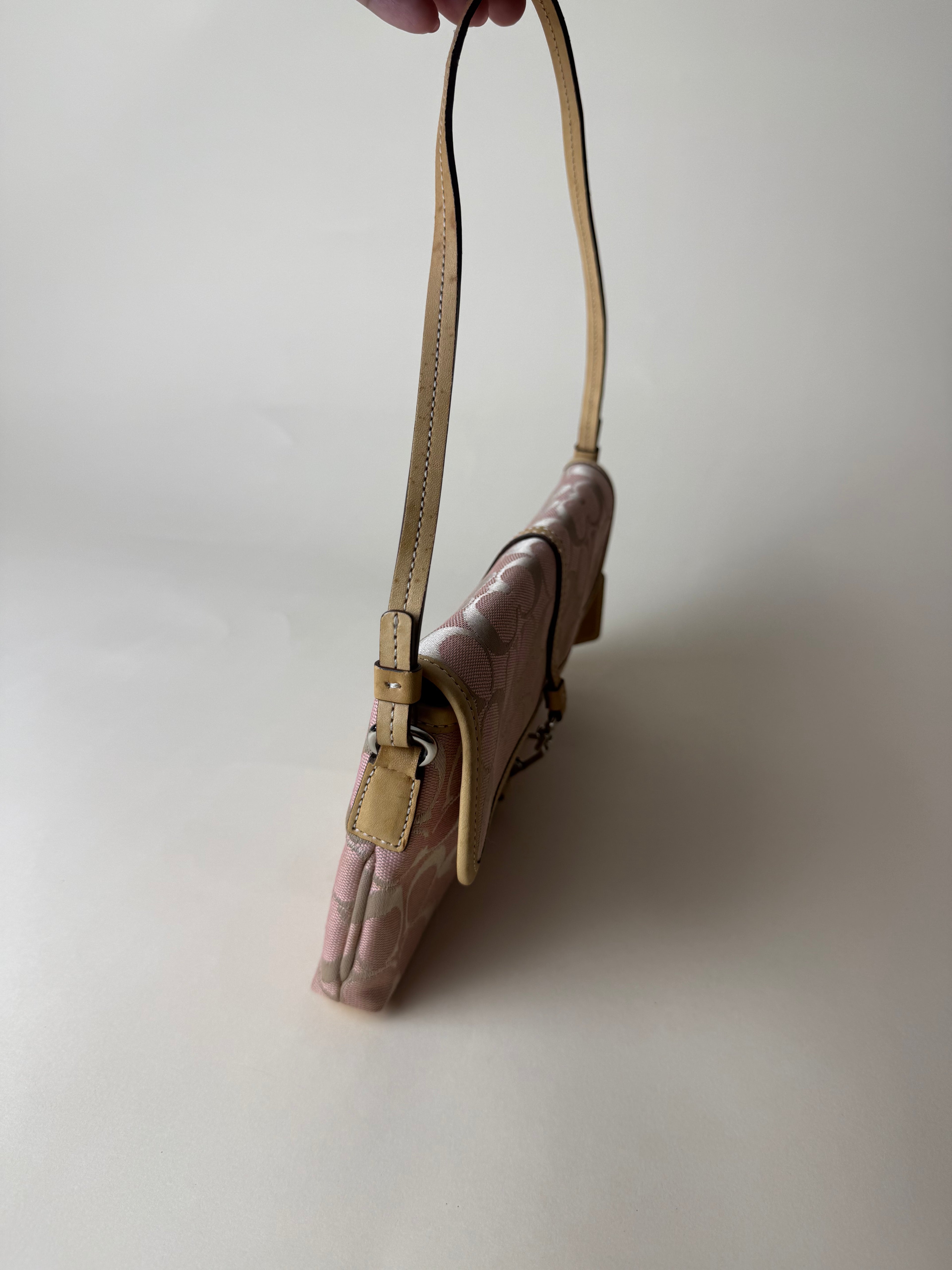 Coach Signature Demi Hampton Clip Baguette - Pink