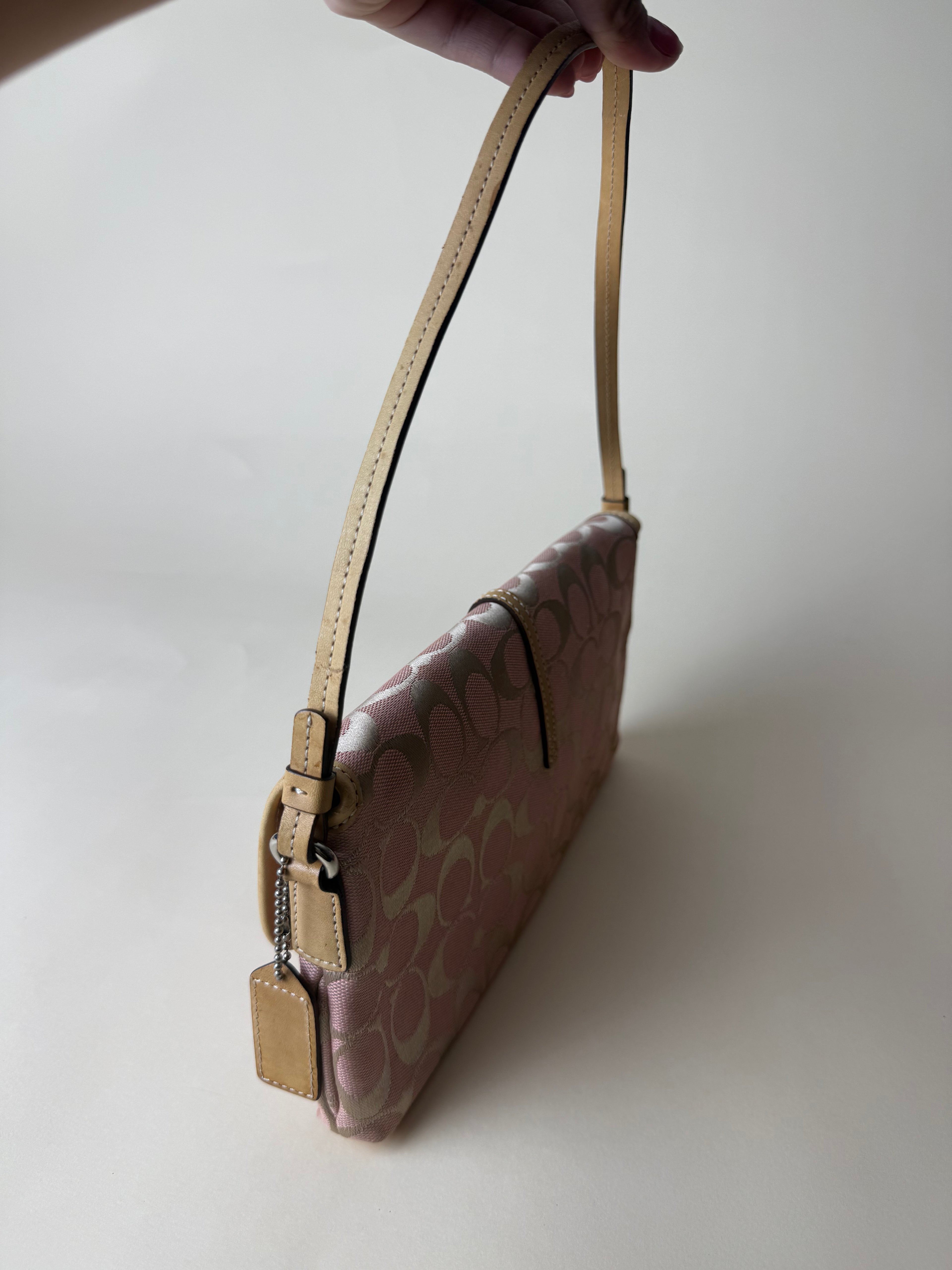 Coach Signature Demi Hampton Clip Baguette - Pink