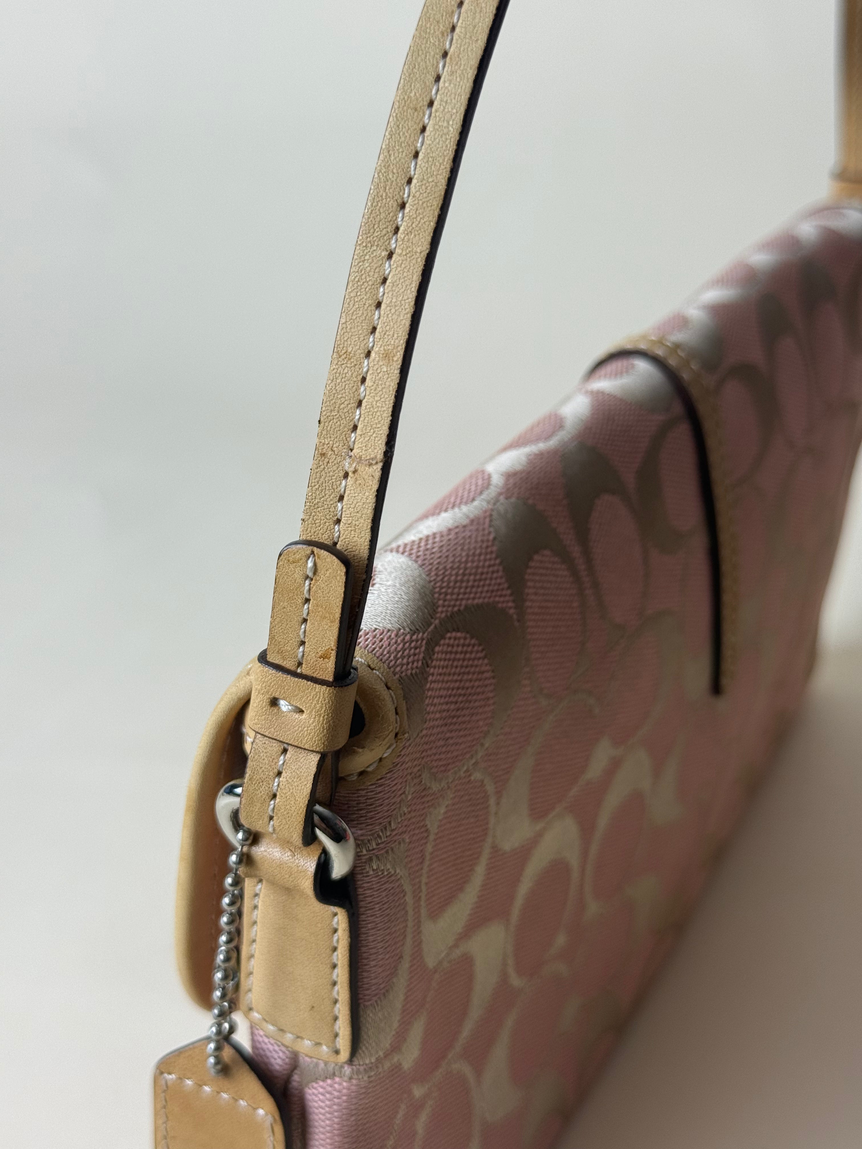 Coach Signature Demi Hampton Clip Baguette - Pink