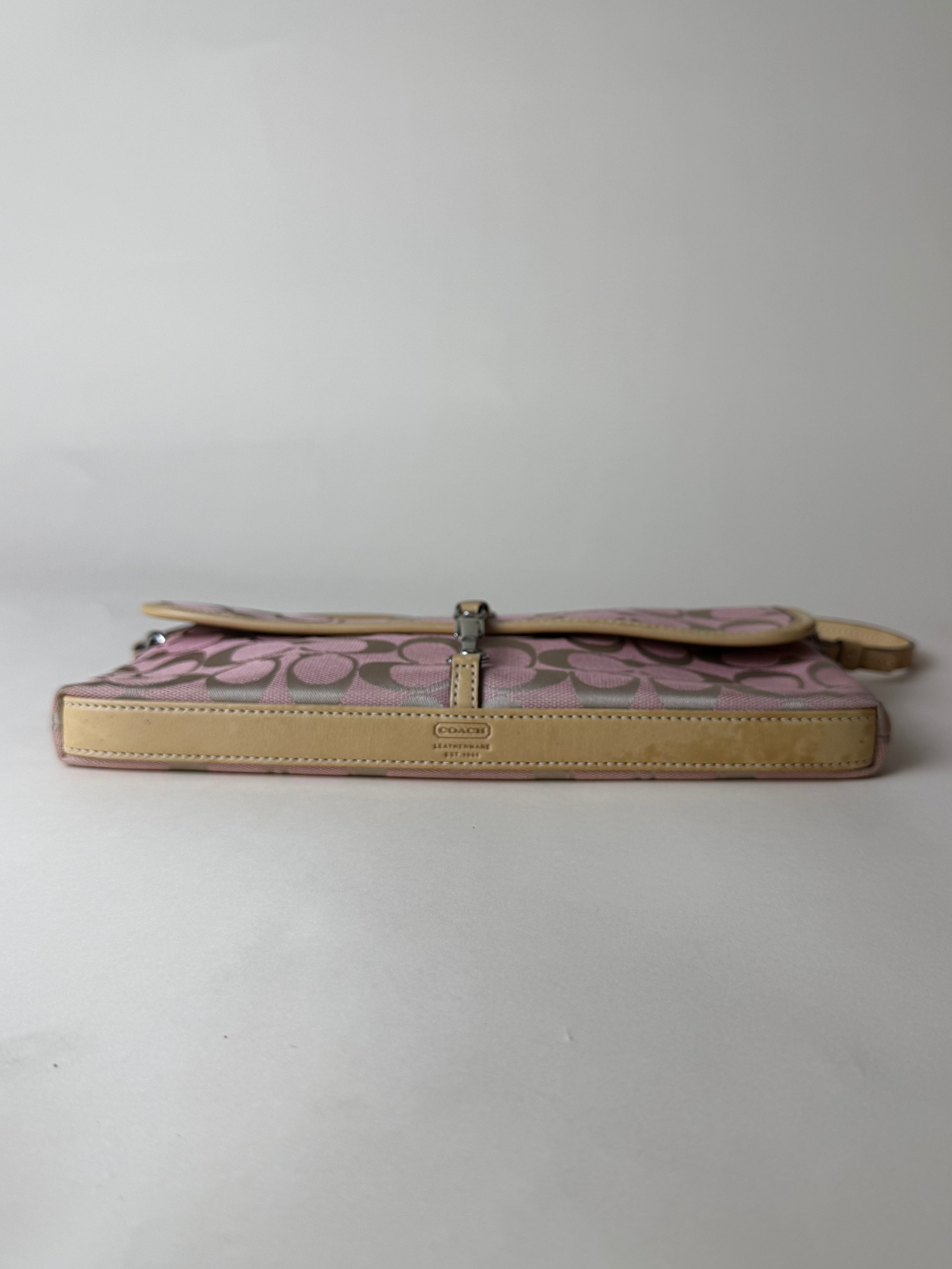 Coach Signature Demi Hampton Clip Baguette - Pink