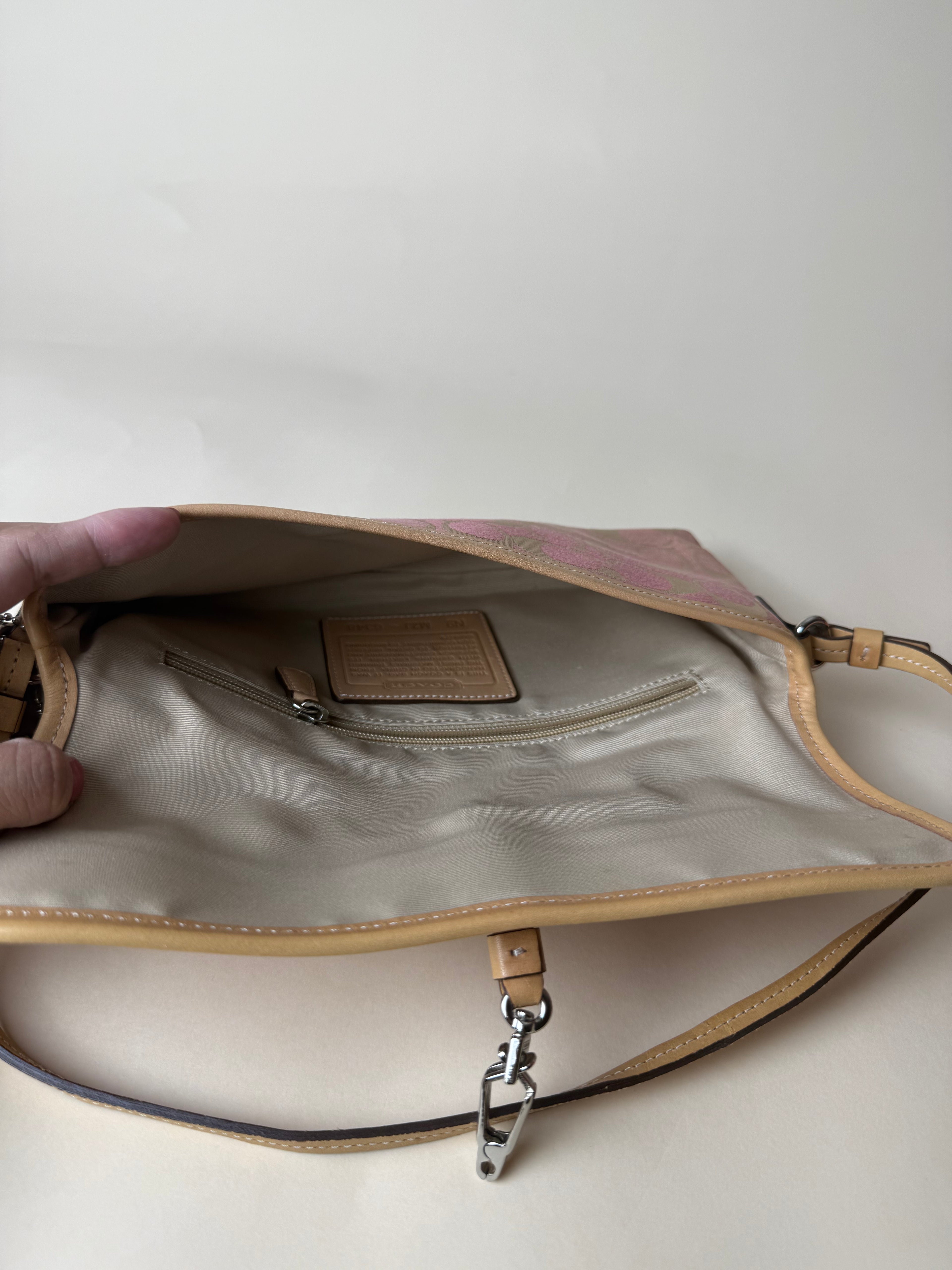 Coach Signature Demi Hampton Clip Baguette - Pink